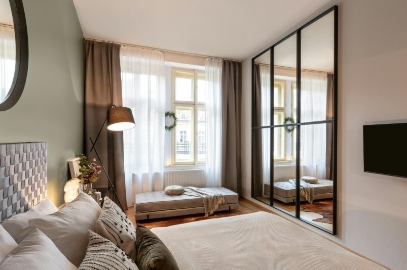 Quarto de casal reformado com espelheira e marcenaria