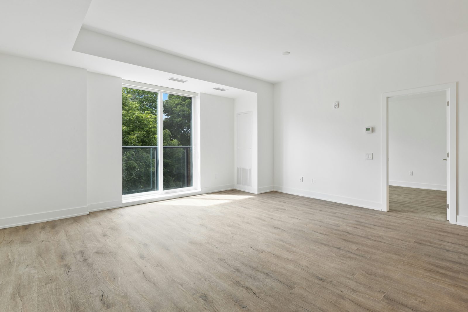 Sala ampla recém-reformada com piso vinílico e pintura nova